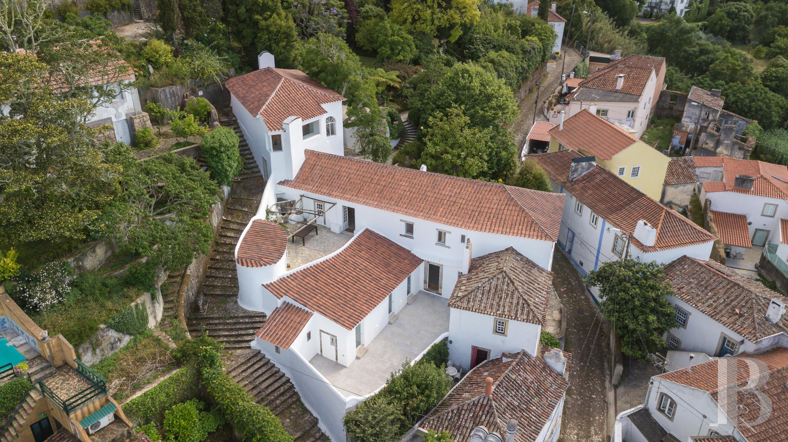 A proximité de Lisbonne, à l’entrée du parc naturel de Sintra-Cascais, une maison de village avec jardin, terrasses et patios - photo  n°1